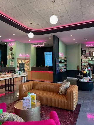Ivy Hall Dispensary - Chicago Logan Square, photo 5